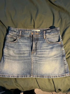 Blå jeanskjol  - Fin blå jeanskjol från Zara. Hör av dig vid frågor, priset går att diskutera!🩷🩷