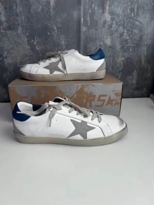 Golden Goose superstar  - Säljer ett par helt nya GG i storlek 43. De är perfekta nu inför sommaren. De väldigt bekväma och snygga. Skriv vid minsta fråga, pris kan diskuteras vid snabbköp 