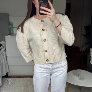 Krämvit kofta - Använd några gånger men är i väldigt bra skick, kan tänka mig att sänka priset