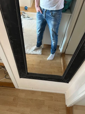 Blå Dondup George jeans med slitningar - Säljer ett par riktigt snygga Dondup George jeans i färgen blå | Riktigt fina jeans som inte användts jätte många gånger vilket gör att dom är i fint skick givetvis || Storlek 33 och dem sitter som ett par dondups ska göra👌 || Gör rätt val och köp dessa för endast 649kr! || vid frågor så finns jag under Kontakta! Tack