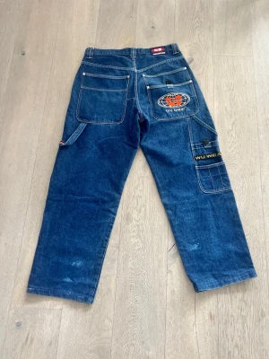 Wu Tang jeans - Wu Wear - Snygga Wu Wear jeans med baggy fit👖Dem är från 1900-talet av det legendariska bandet Wu Tang Clan! 