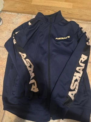 Askari tränings tröja  - En Oandbänd Askari zip tröja i storlek L i navy färg 