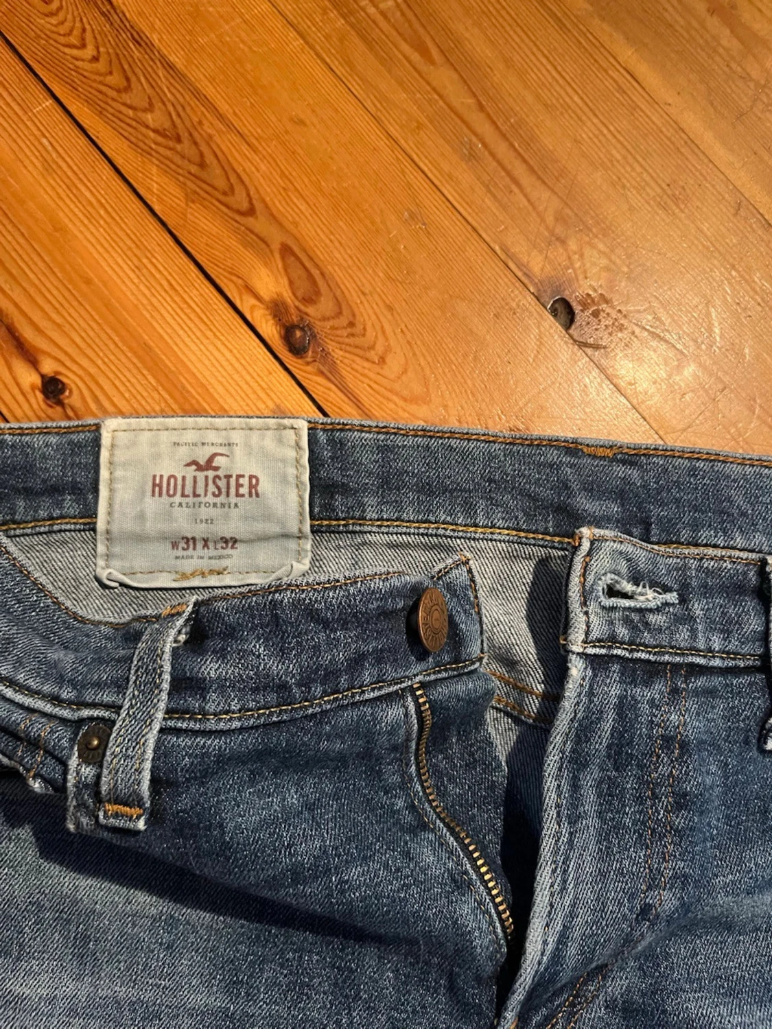 Blåa slim fit jeans från Hollister  - 1