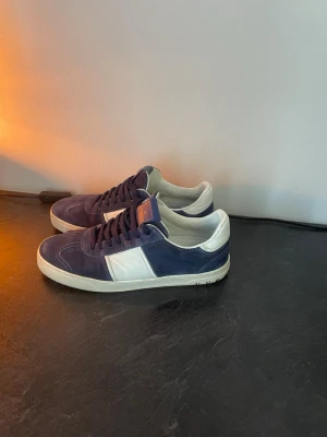 Valentino flycrew - Tja, säljer mina valentino flycrew i storlek 42 som är i väldigt fint skick | 2 nitar saknas | mockan är i välbefintligt skick | kan även fixa fler och bättre bilder vid behov | priset är inte hugget i sten | hör av dig vid minsta lilla// a_garderoben✨