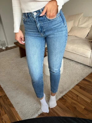 Blåa jeans från Gina Tricot - Blåa jeans med hög midja från Gina Tricot. Jag är 170cm för referens.