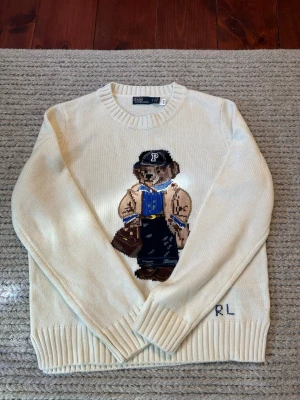 Polo Ralph Lauren - Krämvit stickad tröja från Polo Ralph Lauren. Storlek S