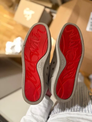Christian Louboutin Louis Orlato High Top 43 - Dessa säljs inte längre, färgen Goose är väldig sälssynt och svåra att få tag i. Knappt använda, som nya. Kommer med box, dustbags, original skopapper samt inspektions etiketten från Vestiaire som visar på att de är autentiska. Har digital kvittering från Vestiaire. 