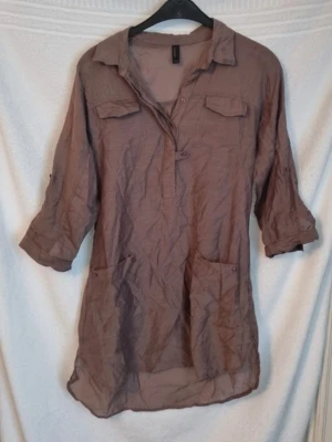 Tunika - Väldigt tunn somrig tunika i storlek M från Vero moda. Färg stämmer mest överens med bild 4. Baksidan är lite längre än framsidan. Mycket fint skick, använd fåtal gånger.