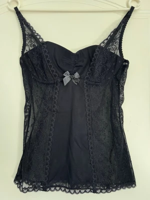 Bralette/nattlinne med spets - Aldrig använd  Liten i storleken! Passar som en xxs/xs  PS: Kolla in mina andra annonser, upp till 20% rabatt vid köp av flera artiklar och priset går nästan alltid att diskutera!🩷 Skickar oftast inom 24 timmar! 💌