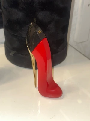 Very Good Girl Carolina Herrera - Parfymen är  använd, halv full 