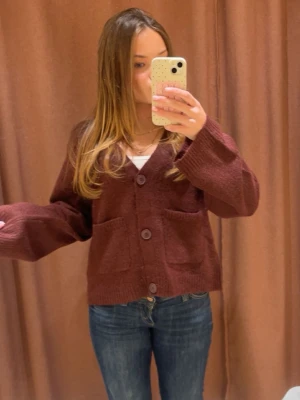 Vin röd kofta med fickor - Snygg vinröd kofta från Gina! I storlek xs, Fof bra skick lite små nopprig men inget man tänker på! 