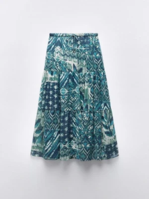 Blåmönstrad långkjol från Zara - Säljer en långkjol från Zara med blått och grönt patchworkmönster. Kjolen har en avslappnad passform och är gjord i ett lätt, luftigt material som passar perfekt till varmare dagar. Resår i midjan för extra komfort.