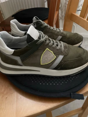  Philippe Model - Snygga olivgröna sneakers från Philippe Model med detaljer i mocka och mesh. Köpta innan nyår på hemsidan storlek 42 säljs nu. Då jag inte har användning av de skick 8.5/10