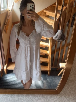 Vit broderad klänning - Söt vit klänning med luftigt tyg. Mysig att ha på varma sommardagar och funkar super att ha som en cover up! Från märket ’Cream’ i storlek Medium🌸
