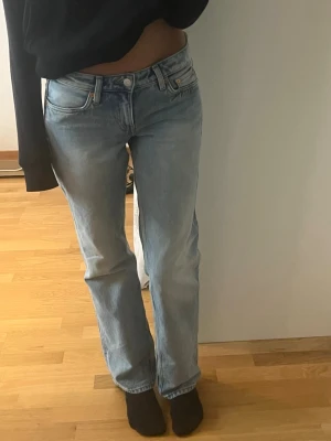 Ljusblå raka jeans från Weekday - Ljusblå lågmidjade jeans från Weekday i modellen ”Arrow” med rak passform och klassisk femficksdesign. Innerben ca 84 cm. Skriv om du vill veta fler mått 💕