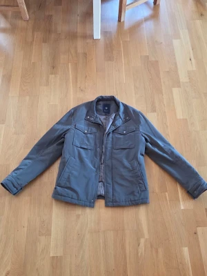 Grön fieldjacka från riley-S/M - Jag säljer den här riktigt snygga fieldjackan från Riley i storleken 48. Den motsvarar S/M. Jackan är använd några enstaka gånger. En perfekt jacka nu till våren/sommaren. Tveka inte på att höra av er om ni har nån fråga kring jacka!