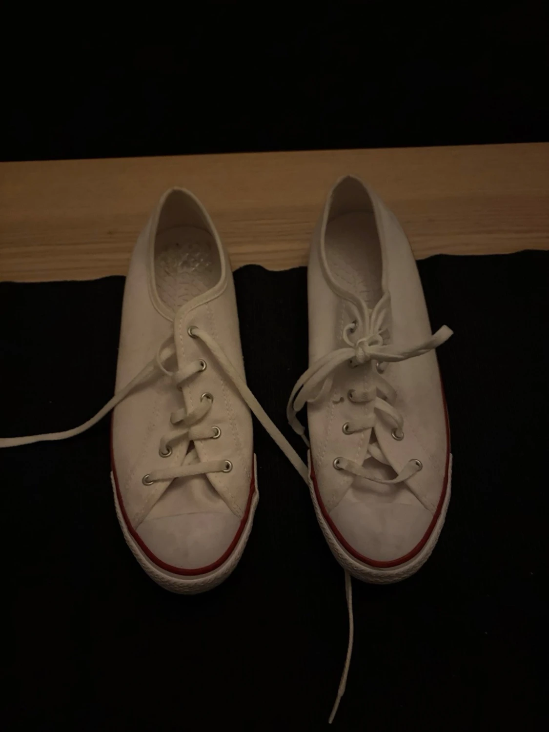 Vita Converse sneakers med röd kant