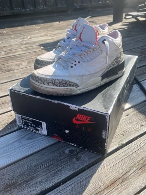 Jordan 3 retro storlek 40 - Jordan 3 retro använda vardagligen i ett halv år säljer för att de har blivit för små perfekt sommar sko till en om man bara gör rent dem lite