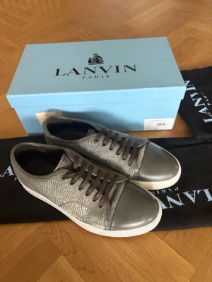 Lanvin sneakers 42 - Ett par fina lanvins i storlek 42, använt skick (7/10), finns spår. Annars medföljer 3 dustbags och lådan. Skriv vid någon fundering🤝 
