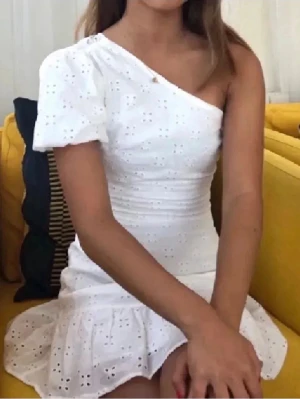 Bershka vit klänning - Eftertraktad och fin klänning, perfekt inför studenten/sommaren. Hör av er vid frågor eller funderingar💕