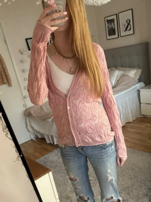 Rosa mönstrad stickad kofta - Jättefin mönstrad kofta med snäckfärgade knappar💗 jättefin färg nu till våren men även på kyligare sommardagar. Materialet är luftigt och lite glittrigt som man ser på sista bilden. Storlek står ej men jag skulle säga att den är ungefär S