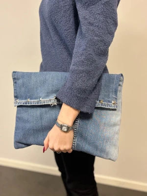 Datorfodral 💙 - Ljusblått datorfodral av återvunna jeans med filt och silke inuti, silvriga nitar och magnetisk knapp!💙 Fodralet är ca 37x27 cm🌟