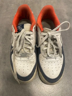 nike air force  - Säljer dessa coola och unika air force skor i storlek 38,5. Tror inte att designen finns att köpa längre. Skorna är i bra skick då man ser några slitningar och spår av att någon har tagit på sig dem många gånger. Men det syns inte från långt håll skulle jag säga.