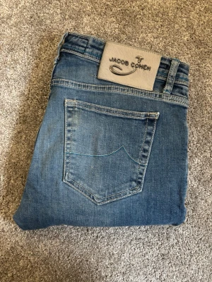 Jacob Cohen  - Ett par riktigt snygga Jacob Cohen jeans med en fett tvätt. Modell: bard Skick 9/10 Skriv vid funderingar😁