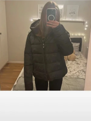 Svart pufferjacka med huva - Ja säljer en fin piffig silvrig/grå jacka från JH COLLECTION/ HÖÖKS! Aldrig använd endast testad. Köptes göra året men har aldrig kommit till användning ordinarie pris 1300 !