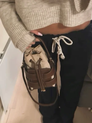 Svarta Linnebyxor  - Säljer att par svarta linnebyxor från Roxy, jättefint skick och jättefina till sommaren 💓
