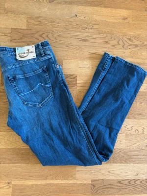 Jacob cohen jeans - Tjena, säljer ett par feta Jacob cohen jeans i mycket bra skick. W35 skriv vid funderingar!