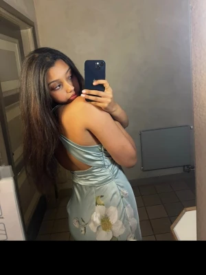  klänning  - Säljer denna jätte fina blommiga somriga klänningen med öppen rygg från Zara. Köpte den för 1 år sen för runt 700kr. Men endas använt en gång då ja tycker den är liten för revealing för mig.  Pris lapp finns(fråga för mer bilder💕)