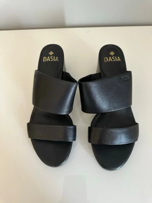 Svarta klackskor från Dasia  - Snygga svarta klackskor från Dasia. Storlek 39 använda endast 1/2 gånger. 