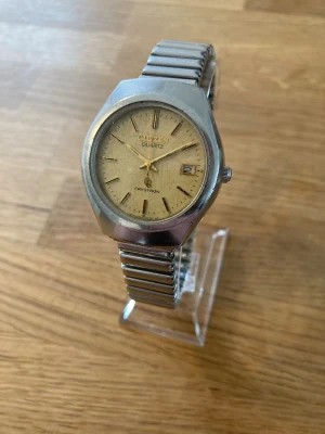 1977 Citizen Crystron 36mm Herrklocka  - Säljer en mycket unik och ovanlig vintage klocka från japanska Citizen. Klockan är i gott skick för sin ålder enl. bilder. Några repor på glaset. Urverket fungerar bra, originalarmband i rostfritt stål och flexband som passar alla, datumvisare, vattentät osv. Behöver bara nytt batteri. Serienr: 43-0030 6N-4-9 Japan.  Begagnat pris: 900-1600 SEK Mitt pris: 689 SEK  Skickas alltid snabbt och spårbart. Skriv vid frågor och se gärna mina andra annonser!   GRATIS: För återkommande kunder erbjuder jag