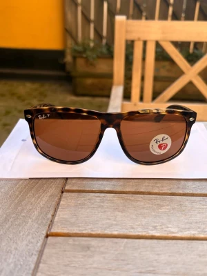 Rayban ”boyfriend” Polarized  - Helt nya Ray-Ban “Boyfriend” Polarized. De är oöppnade med alla etiketter kvar och  allt som syns på bild ingår. Säljs för endast 549 kr. Erbjudandet gäller till torsdag 23:59 