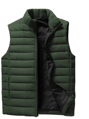 Mörkgrön väst - Stilren mörkgrön väst med quiltad design och hög krage. Västen har dragkedja framtill och är fodrad med svart innerfoder. Perfekt att slänga över en hoodie eller tröja för extra värme. Enkel och clean look som passar till det mesta. Helt ny