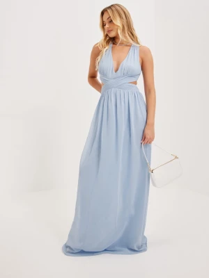 Ljusblå långklänning med öppen rygg - Snygg ljusblå långklänning med öppen rygg. Använt en gång på min bal men kommer inte mer till användning. 