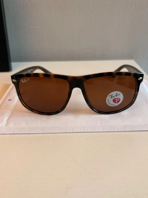 Rayban ”Boyfriend” Polarized  - Helt nya Ray-Ban “Boyfriend” Polarized. De är oöppnade med alla etiketter kvar och  allt som syns på bild ingår. Säljs för endast 549 kr. Erbjudandet gäller till fredag 23:59 