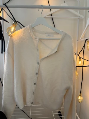 Vit stickad kofta från Gina tricot💓💓 - Superfin vit stickad  kofta från Gina tricot. Koftan har rund halsringning, långa ärmar och knäppning med silvriga knappar framtill. 💗Knappt använd och är i väldigt bra skick.💗 Perfekt en sommarkväll att bara dra på sig ☀️