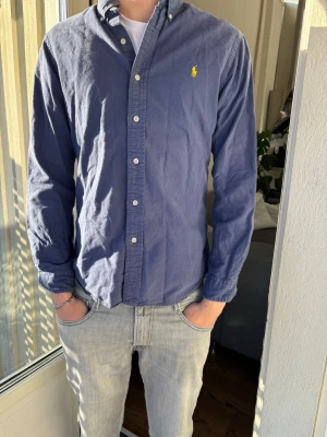 Ralph Lauren skjorta  - Otroligt snygg! Samt mycket bra skick! Moddel är 186cm skriv vid funderingar! 