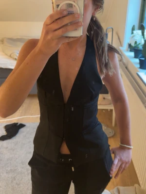 Svart halterneck topp  - Snygg svart halterneck topp passar till alla tillfällen💖