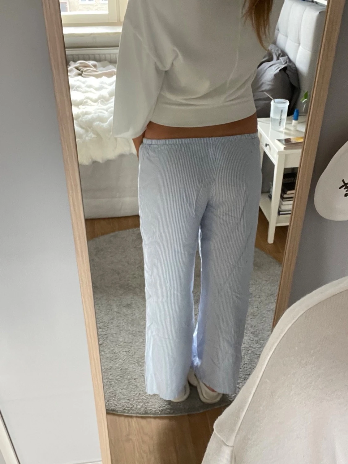Randig lågmidjade pyjamasbyxa i blått och vitt - 1