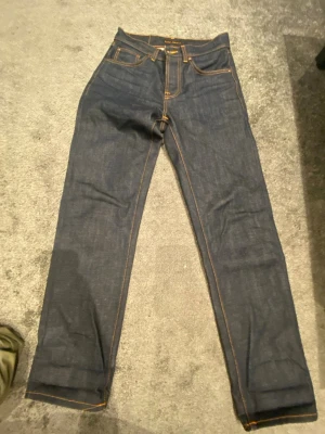 Limited edition Rad rufus dry sunburns raw/dry - Säljer ett par raw/dry mörkblå Nudie Jeans sunburns.  Passform Rad Rufus. Limited edition.