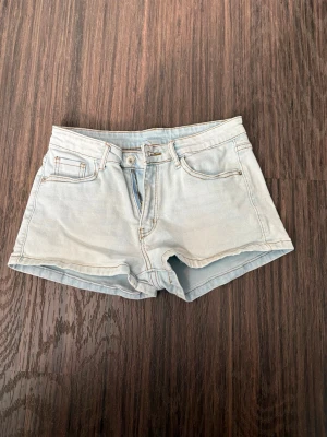 Lågmidjade lowwaist jeans shorts - Köpta i Spanien, bra skick. Storlek S.