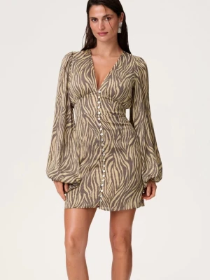 Zebramönstrad kortklänning med knappar - Säljer min adopterade klänning. Skriv för egna bilder. Använd fåtal gånger och är som nyskick. Liten i storleken skulle säga att den passar som en storlek 38-40 nypris ungefär 1500kr