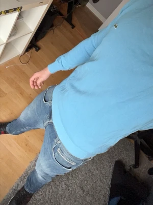 Lacoste tröja - Hej säljer nu min blåa Lacoste kofta i storlek s för ändast 350kr. Hör av er för frågor👍.