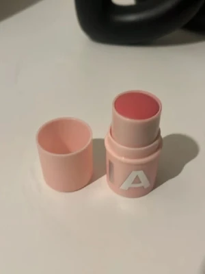 Caia blush Sweet Swirl - Caia blush i färgen Sweet Swirl. Använd två gånger. Perfekt skick