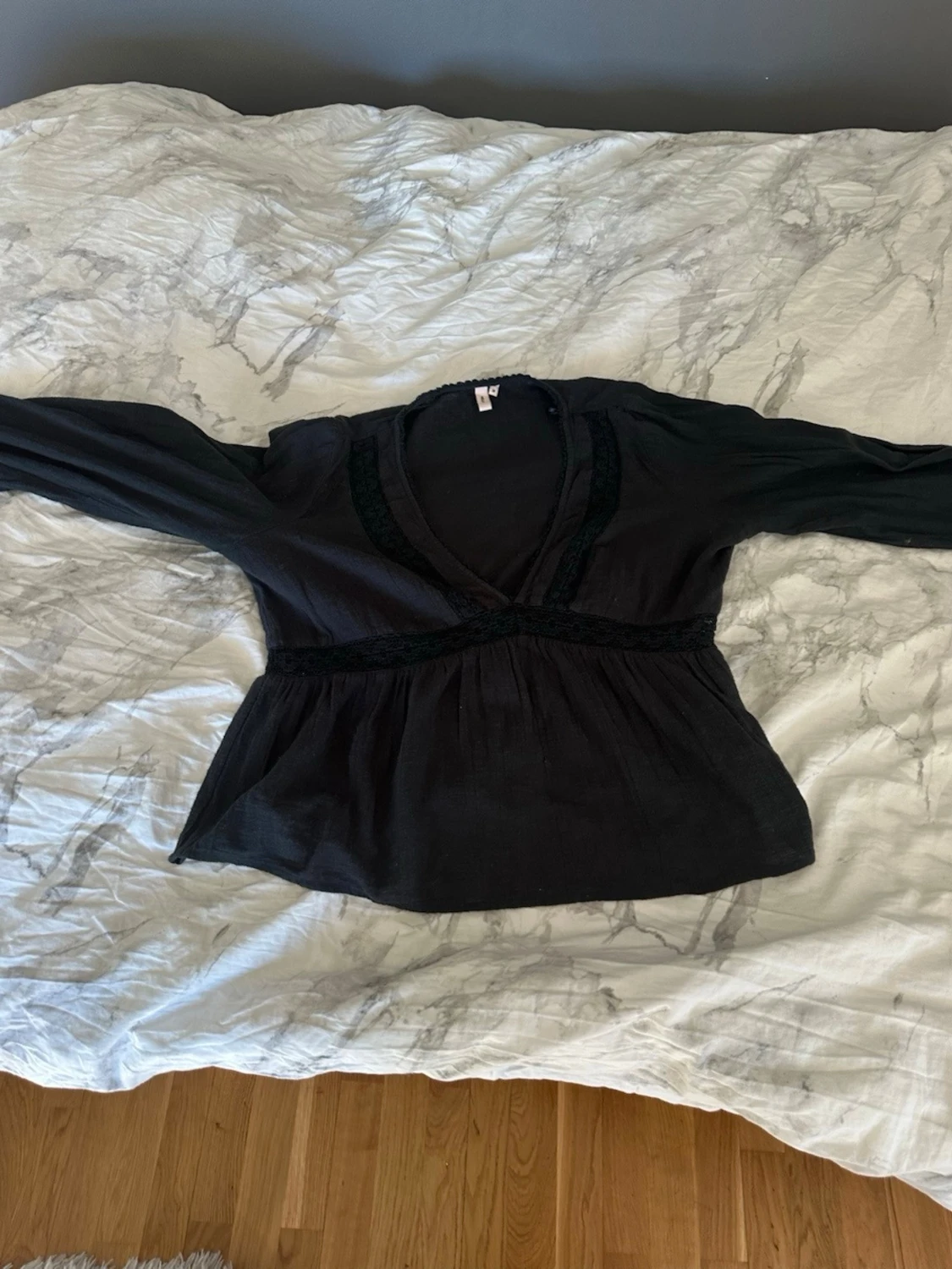 Svart blus med spetsdetaljer H&M - 1