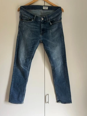Tiger of sweden jeans - Tiger of sweden jeans med feta slitningar. Modellen är Leon som sitter slim. Skriv gärna ifall ni har några funderingar.