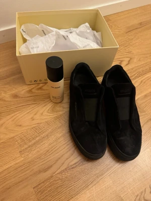 360 laceless Axel Arigato - Ett par riktigt snygga arigatos gjorda av mocka i färgen svart. Använda några gånger och finns några tecken på det men annars är de som helt nya! Kan tänka mig att diskutera priset och hör av dig vid frågor eller funderingar. Locket på boxen har jag tyvärr tappat bort
